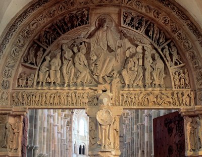 Tympaan van de Basiliek van Vézelay met Christus in majesteit (Jezus Christus in glorie binnen een mandorla) 12e eeuw. Vézelay Basiliek door Romanesque