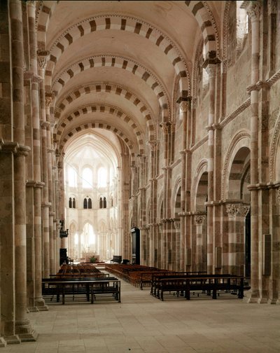 Vézelay Abdij (89), het schip van de Basiliek van Santa Maria Magdalena. 12e eeuw. door Romanesque