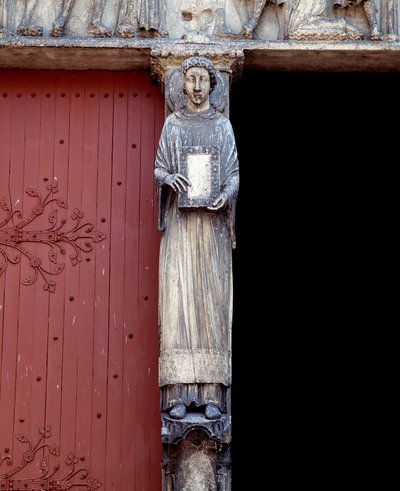 Zicht op een beeldhouwwerk op de centrale pilaar van het centrale portaal (1140-1200) door Romanesque