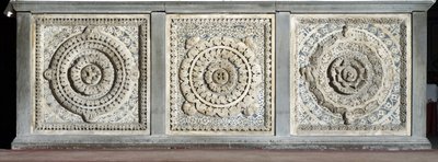 Zicht op het altaar bestaande uit marmeren platen door Romanesque