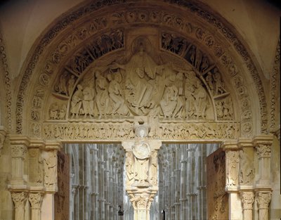 Zicht op het centrale timpaan dat de missie van de apostelen voorstelt. Basiliek van Sainte Marie Madeleine, Vezelay, Yonne door Romanesque