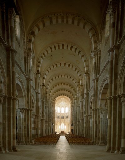 Uitzicht op het centrale schip van de Basiliek van Santa Maria Magdalena (1096-1106), Vezelay, Yonne door Romanesque