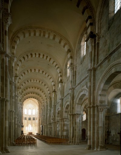 Uitzicht op het middenschip van de Basiliek van Santa Maria Magdalena door Romanesque