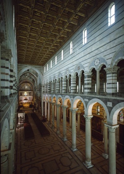Uitzicht op het centrale schip van de kathedraal (Duomo di Santa Maria Assunta di Pisa) door Romanesque