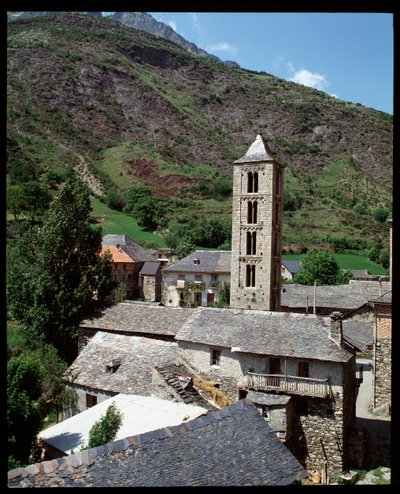 Zicht op de kerk met klokkentoren door Romanesque