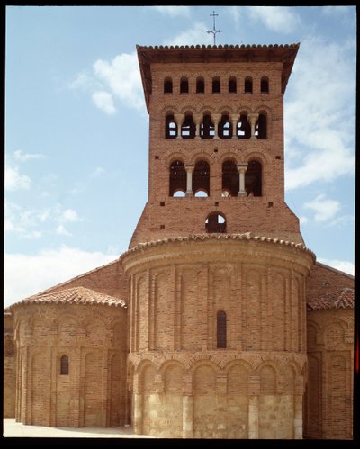 Zicht op de kerk met klokkentoren door Romanesque