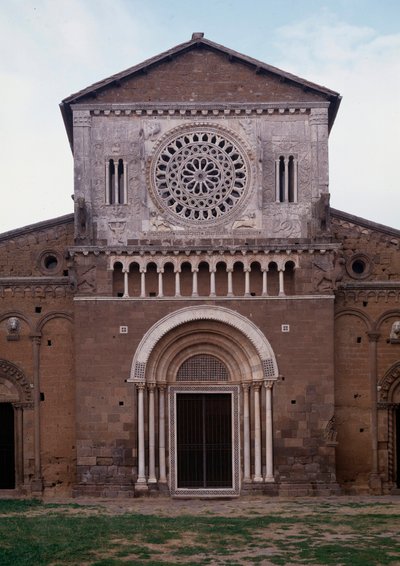 Gezicht op de gevel van de kerk van San Pietro, gerestaureerd in 1870, Tuscania, Italië door Romanesque
