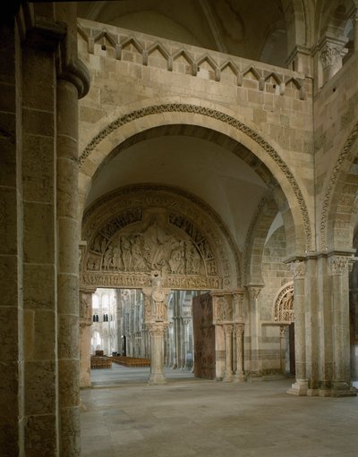 Uitzicht op de nartex en centraal timpaan dat de missie van de apostelen voorstelt. Basiliek van Santa Maria Magdalena (Sainte Marie Madeleine (1096-1106), Vezelay, Yonne door Romanesque