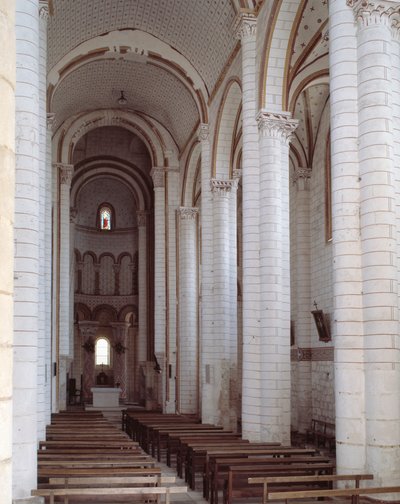 Uitzicht op het schip door Romanesque