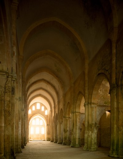 Uitzicht op het schip van de kerk van de cisterciënzer abdij gesticht in de 12e eeuw door Romanesque