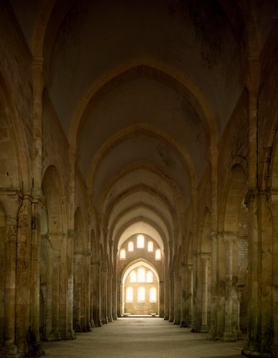 Uitzicht op het schip van de kerk van de cisterciënzer abdij gesticht in de 12e eeuw door Romanesque