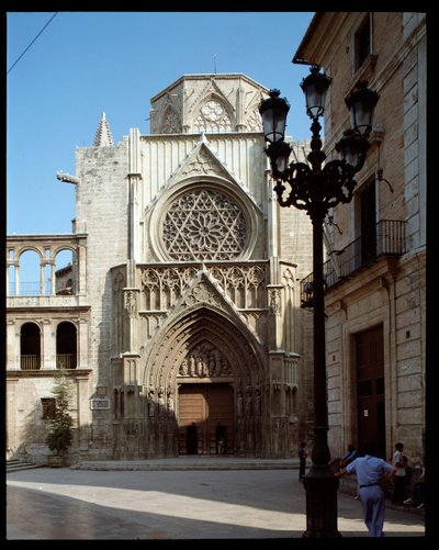 Uitzicht op het apostelportaal, kathedraal van Valencia, 14e eeuw, Spanje door Romanesque