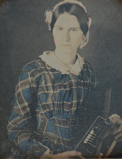 Vrouw met een accordeon daguerreotypie, 1840s door Ron Fasand