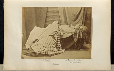 [Lady Middleton als "Elaine" en Sophy L.M. in Tableau Vivant uit "Idylls of the King"]. door Ronald Ruthven Leslie Melville
