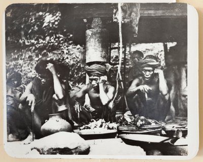 Ifugao-priesters tijdens een religieuze ceremonie, 1910 door Roy Barton