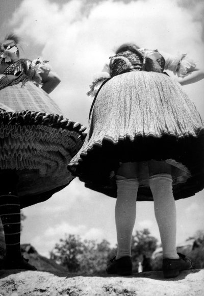 Dames in Hongaarse traditionele kleding door Rudolf Balogh