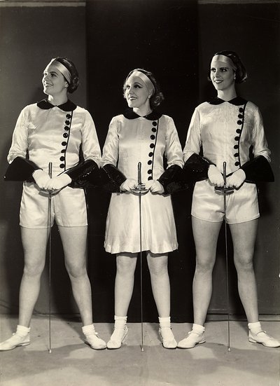 Portret van Drie Vrouwelijke Gymnasten in Schermkleding door Rudolf Duhrkoop