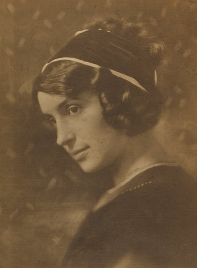 [Portret van jonge vrouw]. door Rudolf Duhrkoop