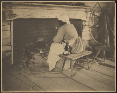 [Vrouw bij de haard]. door Rudolf Eickemeyer, Jr.