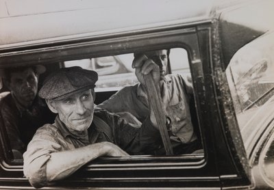 Zonder titel (Mannen in vrachtwagen) door Russell Lee
