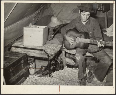 Witte migrantenaardbeienplukker op bed in tent bij Hammond, Louisiana door Russell Lee