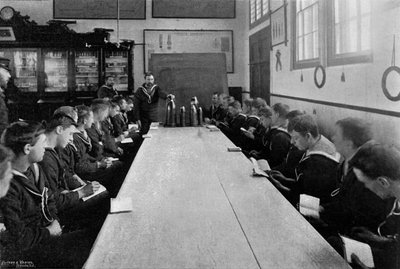 Een klas zeelieden bij munitie-instructie, Whale Island, Portsmouth, Hampshire, 1896 door Russell and Sons