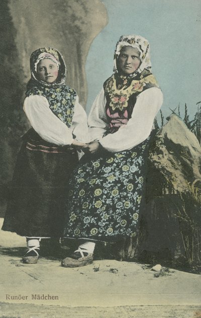 Meisjes in Letse traditionele kleding door Russian Photographer