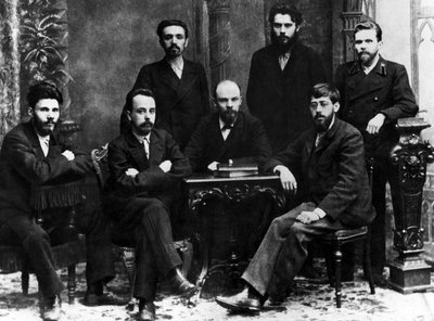 Lenin met een groep leden van de St. Petersburg Liga van Strijd voor de Emancipatie van de Arbeidersklasse, St. Petersburg, februari 1897 (zwart-wit foto) door Russian Photographer