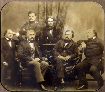 Leon Tolstoi en Dmitri Grigorovitch - Zittend, Ivan Alexandrovitch Gontcharov, Ivan Sergeyevich Tourgueniev, Alexander Vasilievich Drushinin en Al door Russian Photographer