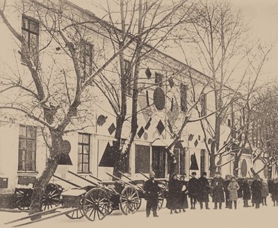 Malevich en studenten van de kunstschool decoreren de Witte Kazerne in Vitebsk, december 1919 door Russian Photographer
