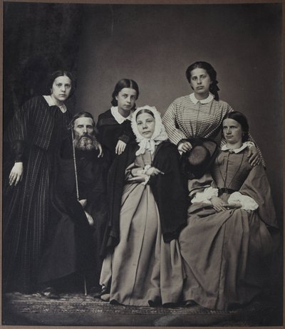 Portret van de auteur en lexicograaf Vladimir Dahl met familie door Russian Photographer