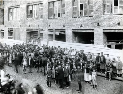 St. Petersburgse fabrieksarbeiders in staking uit protest tegen het Lena-bloedbad, 1912 door Russian Photographer