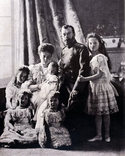 De familie van Tsaar Nicolaas II (1868 - 1918). Van links naar rechts: Groothertogin Tatiana geboren 11 juni 1897; Groothertogin Maria geboren 27 juni 1899; Groothertogin Alexis geboren 12 augustus 1904; Keizerin Alexandra Fjodorovna; Tsaar Nicolaas II; Gr door Russian Photographer