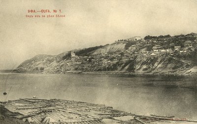 Uitzicht op Ufa, Rusland, vanaf de rivier Belaya (zwart-wit foto) door Russian Photographer