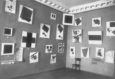 Zicht op de kamer met Malevichs Zwarte Vierkant en andere suprematistische schilderijen, De Laatste Futuristische Tentoonstelling van Schilderijen 0.10, Petrograd, winter 1915-16 door Russian Photographer