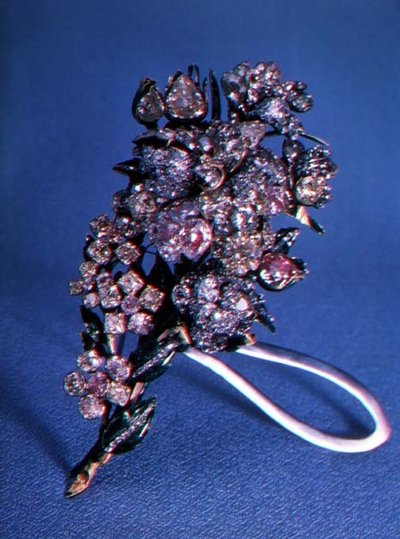 Broche in de vorm van een bloemenboeket met briljant geslepen diamanten en emaildecoratie, c.1750 door Russian School