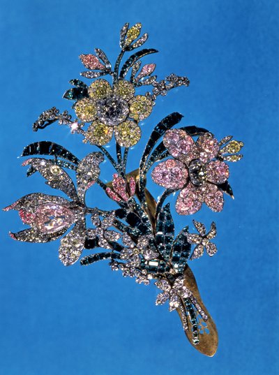 Broche in de vorm van een groot boeket met briljant geslepen diamanten en smaragden, c.1760 door Russian School