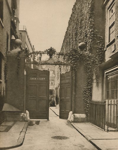 Ingang naar Rustige Amen Court in Warwick Lane, ca. 1935 door SO Gorse