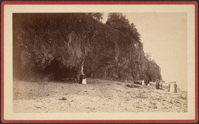 [Groep mensen aan de kust bij kliffen, mogelijk bij Mt. Desert, Maine]. door S.R. Stoddard