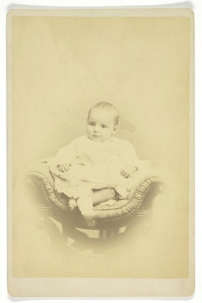 Portret van zittende baby door S. A. Thomas