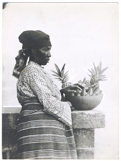 Mevrouw Harding, die dagelijks 30 mijl loopt, c.1920 door S. W. and Co. Partridge
