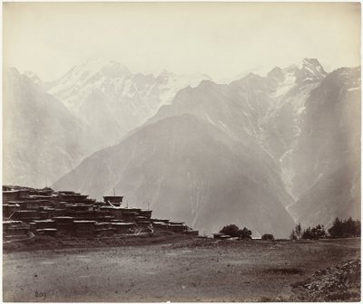 Gezicht op Chini met de Himalaya op de achtergrond door Samuel Bourne (attributed to)