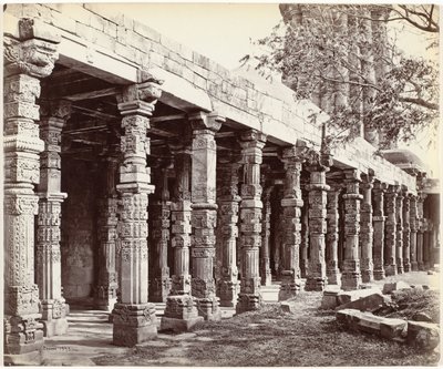 Colonnade met ornamenten aan de basis van de Qutb Minar in Delhi door Samuel Bourne (signed by artist)