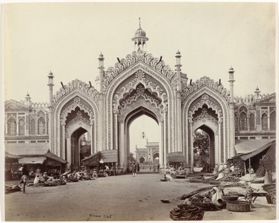 Poort voor de bazaar van Hoesseinabad, Lucknow door Samuel Bourne (signed by artist)
