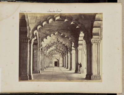 Agra; Interieur van de Motee Musjid, met de middenbeuk door Samuel Bourne
