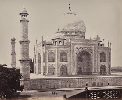 Agra. Gezicht op de Taj vanuit een hoek van de vierhoek door Samuel Bourne