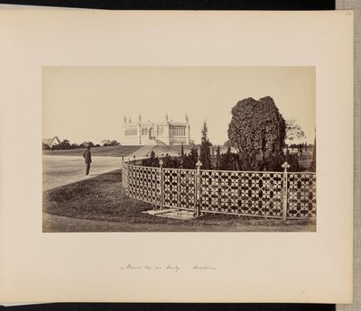 Cawnpore; de gedenkput vanuit het zuiden, met de grote olifantenkruiper door Samuel Bourne