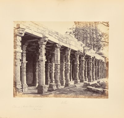 Delhi; Zuilengalerij van Hindoezuilen bij de Kutub Minar, oostkant door Samuel Bourne