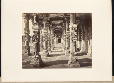 Delhi; De Kutub Minar, binnenaanzicht van de oostelijke zuilengang door Samuel Bourne