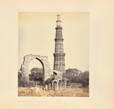 Delhi; De Kutub Minar, met de Grote Boog, vanuit het westen door Samuel Bourne